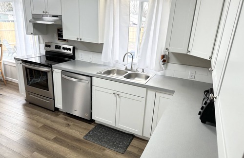 Mountain Home House | Selfie house Abundance of Entertainment & Amenities Hot Tub King Bed