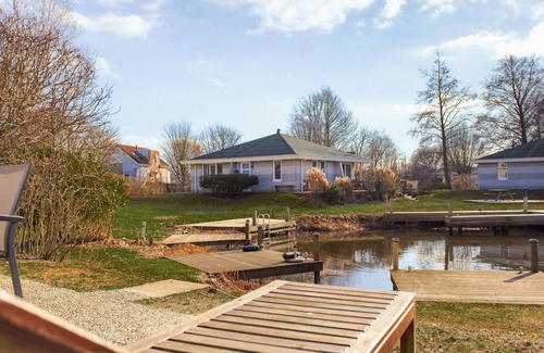 Makkum House | Semi-detached 6-person bungalow with yard, water view, and modern amenities at Beach Resort Makkum, right at the IJsselmeer.
