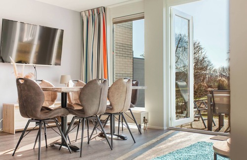 Makkum House | Semi-detached 6-person bungalow with yard, water view, and modern amenities at Beach Resort Makkum, right at the IJsselmeer.