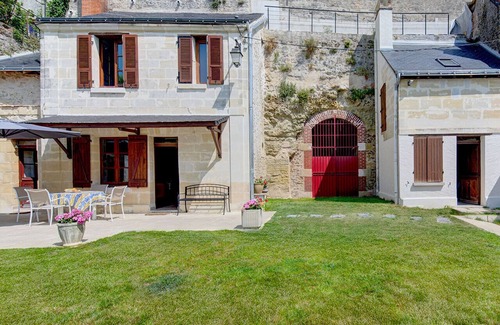Chateaux de la Loire House | Semi-troglodyte house between the Loire and the castles