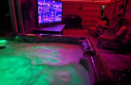 Cape Girardeau House | SEMO Redhawks Campus Home with Hot Tub