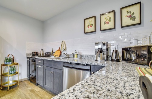 Valois Apartment | Seneca Lake Wine Trail Studio w/Water View!