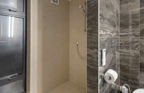 Te Atatu Peninsula House | Sensational Clifftop Masterpiece | Sea & City View