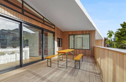Te Atatu Peninsula House | Sensational Clifftop Masterpiece | Sea & City View