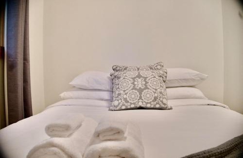 Eagle Lake House | Serendipity 5 BR Waterfront 4 Seasons, Hot Tub, Firepit, Close to Ski HIll