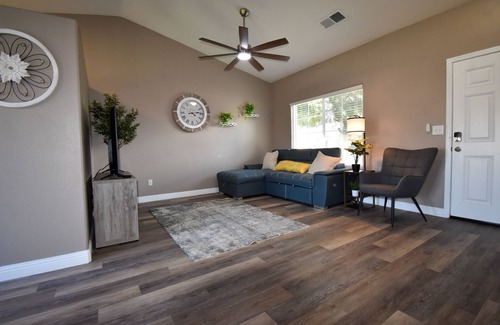 Porterville House | Serene 2 BR Cottage W/ SPA / Game Room / Office