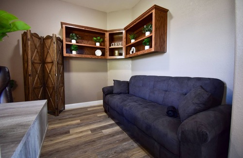 Porterville House | Serene 2 BR Cottage W/ SPA / Game Room / Office