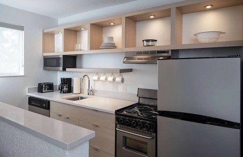 Falls Church Hotel | Serene and Comfortable Suite, Pets are Welcome, Fully-equipped Kitchen!