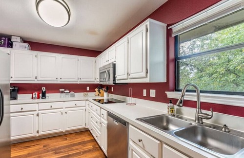 Cedar Hill House | Serene and Dazzling 3 Bedroom Home