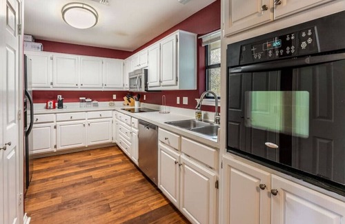 Cedar Hill House | Serene and Dazzling 3 Bedroom Home