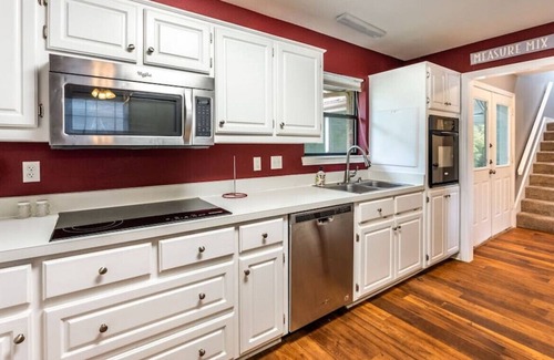 Cedar Hill House | Serene and Dazzling 3 Bedroom Home