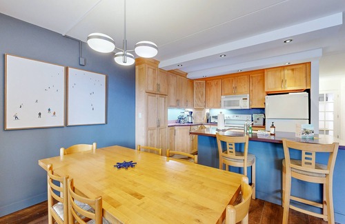 Warren Condo | Serene condo near shuttle to slopes with pools, sports courts, & hot tub