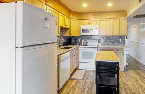 Caine Woods Condo | Serene condo with central AC, deck & washer/dryer - near golf & theme parks