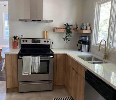 Red Deer House | Serene Family Getaway-4Bed 3Bath | Super Location