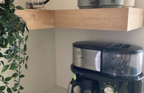 Red Deer House | Serene Family Home Close to Everything - 4Bed 3Bath with Games Room & Gym Space