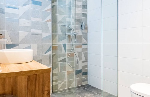 Scheveningen Badplaats Hotel | Serene Getaway w/modern amenities near City center, Local sites & Seaside access
