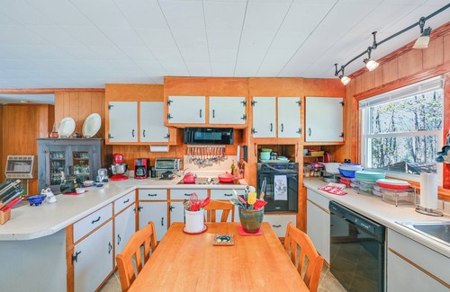 Salem House | Serene Home Between Lake Jocassee & Lake Keowee!