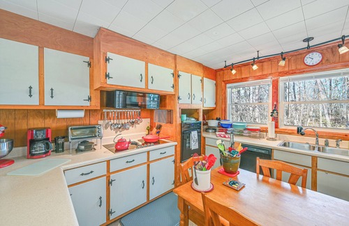 Salem House | Serene Home Between Lake Jocassee & Lake Keowee!