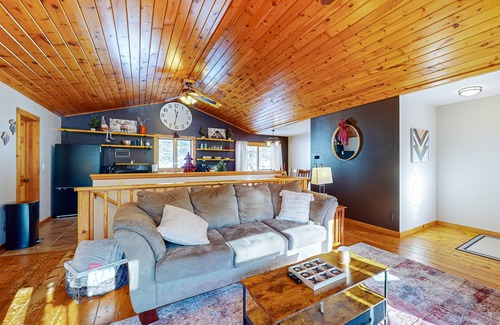 St Germain House | Serene Home w/large fenced in yard, jetted tub, WIFI, near Lakes & Trails