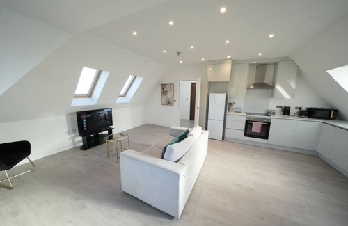 Stanwell Apartment | Serene Oasis 5mins from Heathrow Airport - Free Parking