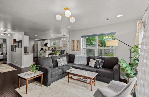 Fayetteville House | Serene On Maple - Close to DT and U of A