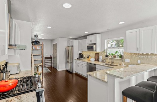 Fayetteville House | Serene On Maple - Close to DT and U of A