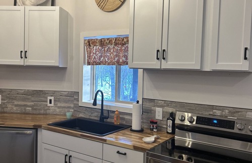 Ripley Apartment | Serene one bedroom tree top lodge along the wine trail.