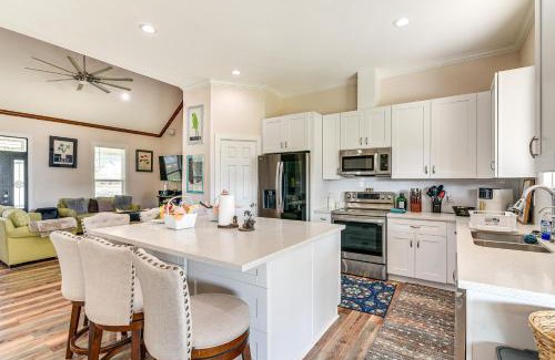 Needville House | Serene Ranch Home with Outdoor Kitchen in Needville!