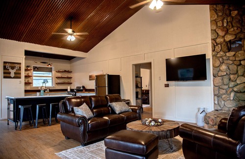 San Luis Obispo House | Serene Ranch Retreat amongst the oaks set on an 165 acres property.