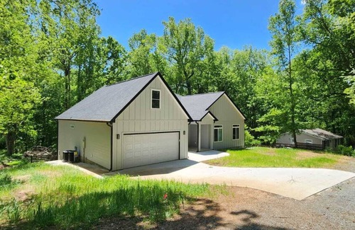 Waxhaw House | Serene Retreat in Waxhaw: Steps Away from Downtown Delights!