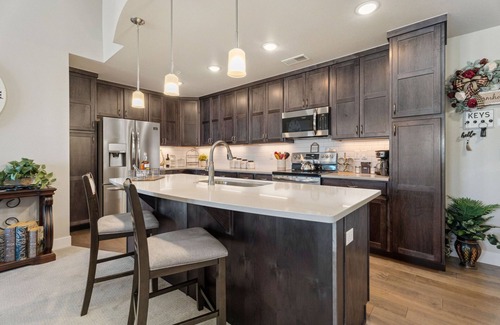 Windsor Apartment | Serene Retreat with Hot Tub, Sauna, Pool & Gym