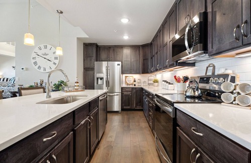 Windsor Apartment | Serene Retreat with Hot Tub, Sauna, Pool & Gym