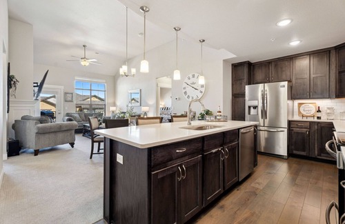 Windsor Apartment | Serene Retreat with Hot Tub, Sauna, Pool & Gym