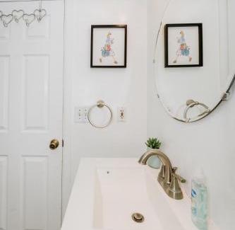 Silver Lake Apartment | Serene Silver Lake 1 bedroom 1 bathroom Back house With Private Backyard