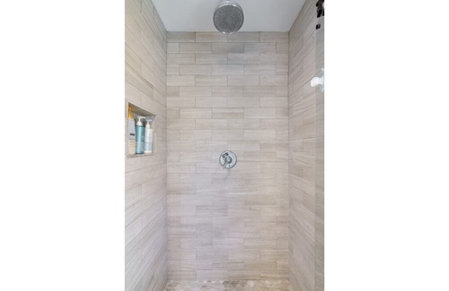 Talmadge Cottage | Serene Urban Oasis - Cozy 1 Bedroom Cottage