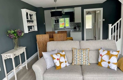 South Cerney House | Serenity | Lakeside Cottage for 4 in Cotswolds