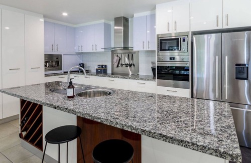 Sandstone Point House | Serenity on Spinnaker