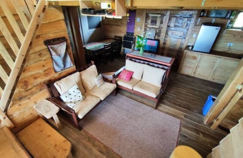Roble Cabin | Serenity Unveiled: Secluded Cabin, Endless Views, Pristine Forest Bliss.