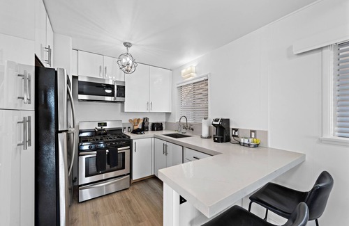 Laguna Beach Apartment | SH 1 Ocean View condo, walk to Main Beach, heated pool Accs