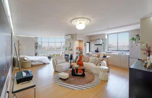Minhang Apartment | Shanghai Hills & Panorama River Suite Close to Metro Line 4
