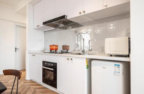 Downtown Shanghai Apartment | Shanghai Hills&Serendipity Coloured Glaze Family Homestay with 2 Bedrooms Near Line1&2 People Square