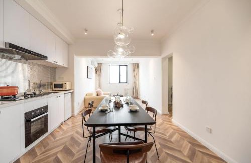 Downtown Shanghai Apartment | Shanghai Hills&Serendipity Coloured Glaze Family Homestay with 2 Bedrooms Near Line1&2 People Square