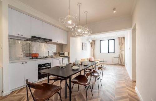 Downtown Shanghai Apartment | Shanghai Hills&Serendipity Coloured Glaze Family Homestay with 2 Bedrooms Near Line1&2 People Square