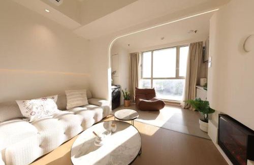 Jing'an Apartment | Shanghai Hills & Wanda Side Spacious Stay Close to Metro Line 18