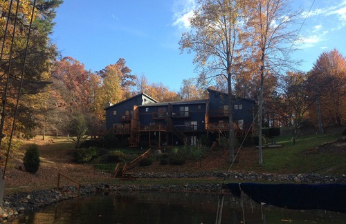 Huddleston House | Shangri La Family town home with Internet