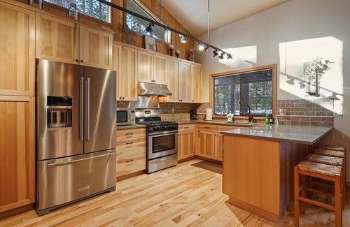 Overlook Park House | SHARC, Wooded View, Huge Deck, Pet Friendly