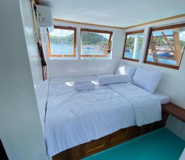 Labuan Bajo Boat Rental | Share trip komodo 3Days 2Night
