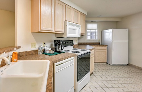 Pigeon Condo | Shared Hot Tub Access! Gem 4 Mi to Dtwn Caseville