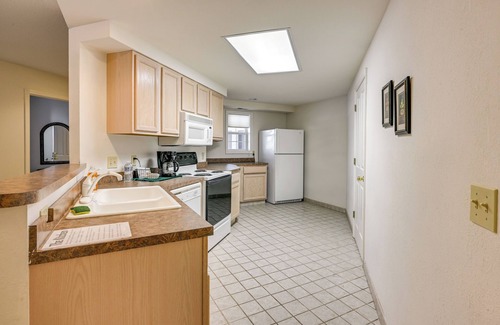 Pigeon Condo | Shared Hot Tub Access! Gem 4 Mi to Dtwn Caseville