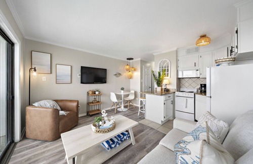 Galveston Condo | Shared pools and picnic BBQ grill area